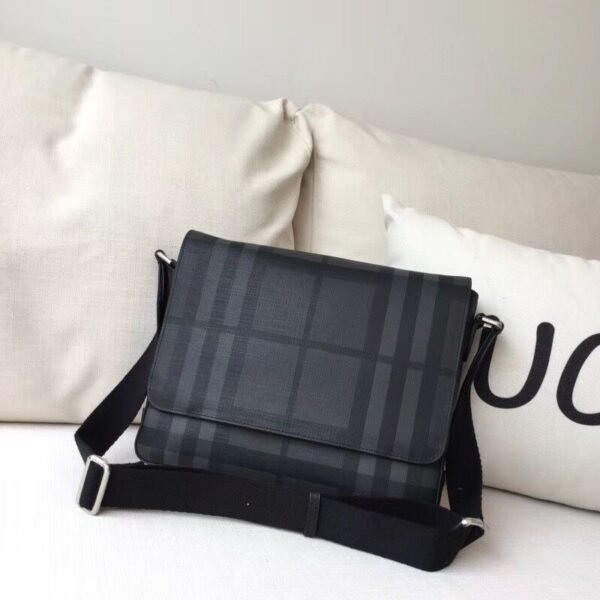 Burberryn men’s bag smoked plaid Burberry messenger bag business casual horizontal shoulder messenger bag black gray
